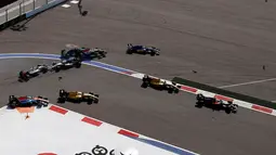 Rio Haryanto jelang ditabrak pebalap Force India, Nico Hulkenberg, di tikungan kedua lap pertama dalam F1 GP Rusia di Sirkuit Sochi Autodrom, Rusia, Minggu (1/5/2016). (Bola.com/Twitter/F1)