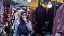 Pemerintah melalui Menteri Keuangan (Menkeu) Purbaya Yudhi Sadewa mengambil langkah tegas untuk menyetop impor pakaian bekas. Tampak dalam foto, pembeli berjalan di antara kios-kios penjual pakaian lokal di salah satu pasar tradisional, Jakarta, Kamis 20 November 2025. (BAY ISMOYO/AFP)