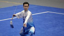 Atlet Wushu Indonesia, Nicholas saat bertanding dalam cabang olahraga Wushu nomor Taolu Taiji Jian Putra SEA Games 2021 di Cau Giay Gymnasium, Hanoi, Sabtu (14/5/2022). Nicholas berada di posisi kedua dengan poin 9,71 sekaligus memastikan diri meraih medali perak dalam nomor pertandingan tersebut. (Bola.com/Ikhwan Yanuar)