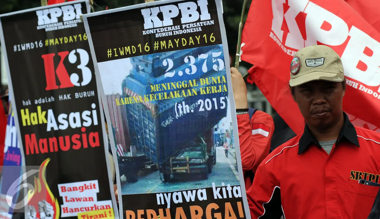 Buruh yang tergabung Konfederasi Persatuan Buruh Indonesia aksi keprihatinan di Bundaran Patung Kuda, Jakarta, Kamis (28/4/2016). Dalam aksinya, mereka menyerukan pemerintah seriusmenurunkan angka kecelakaan kerja. (Liputan6.com/Helmi Fithriansyah)
