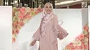 Model berjalan di atas catwalk saat launching hijab Lacelove by Laudya Cynthia Bella di kawasan Sudirman, Jakarta, Selasa (31/10). Bella memamerkan rancangannya sebanyak 22 hijab. (Liputan6.com/Herman Zakharia)