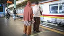 Penumpang berdiri di garis antrean penumpang di Stasiun Juanda, Jakarta, Kamis (10/8). PT KAI Commuter Jabodetabek melakukan uji coba garis antrean penumpang tersebut guna untuk keselamatan bagi para penumpang. (Liputan6.com/Faizal Fanani)