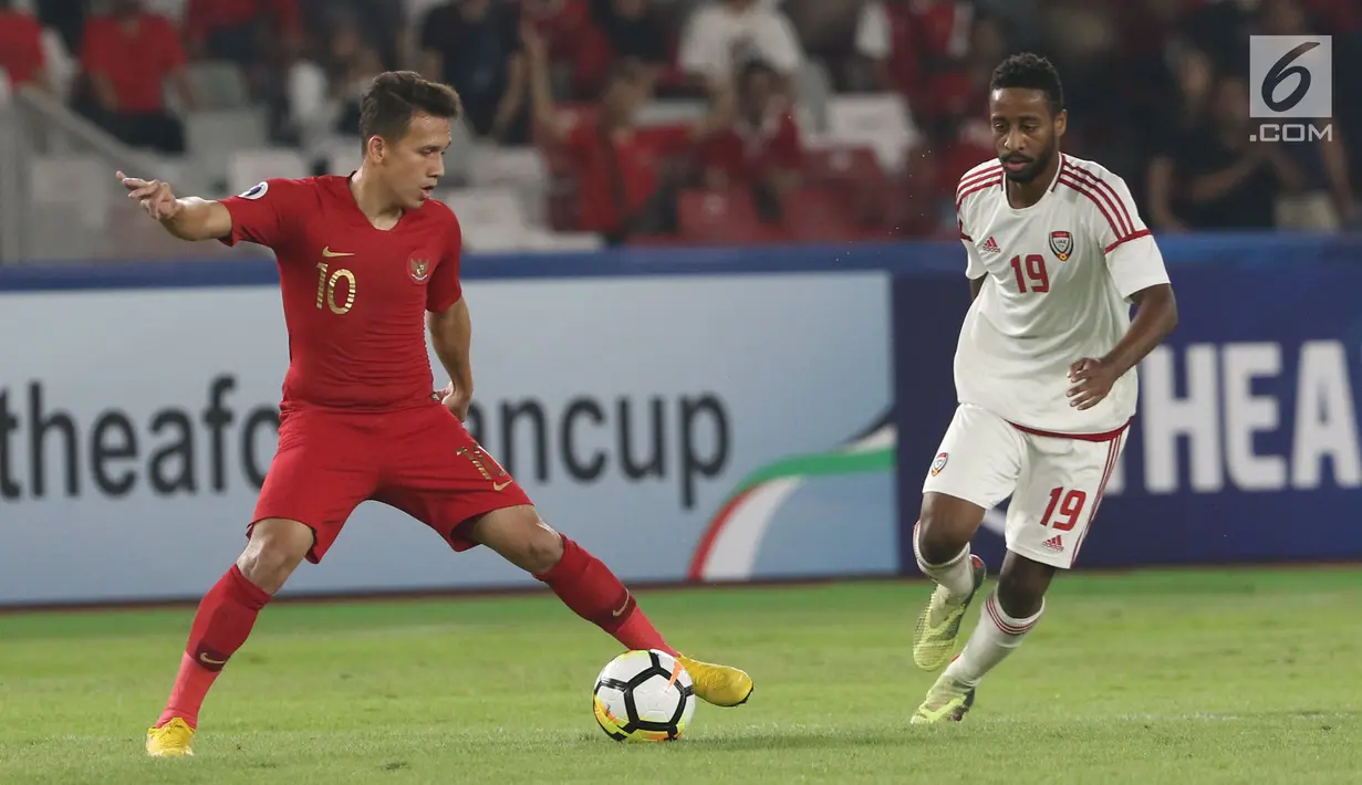 Pemain Timnas Indonesia U-19, Egy Maulana Vikri (kiri) berebut bola dengan pemain UEA U-19 pada penyisihan Grup A Piala AFC U-19 2018 di Stadion GBK, Jakarta, Rabu (24/10). Babak pertama, Indonesia unggul 1-0. (Liputan6.com/Helmi Fithriansyah)