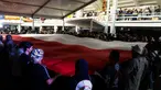 Pengunjung pameran produk berkegiatan di alam bebas atau Indofest 2023 membentangkan bendera Merah Putih di pelataran Istora Gelora Bung Karno, Jakarta, Kamis (1/6/2023). (Liputan6.com/Herman Zakharia)