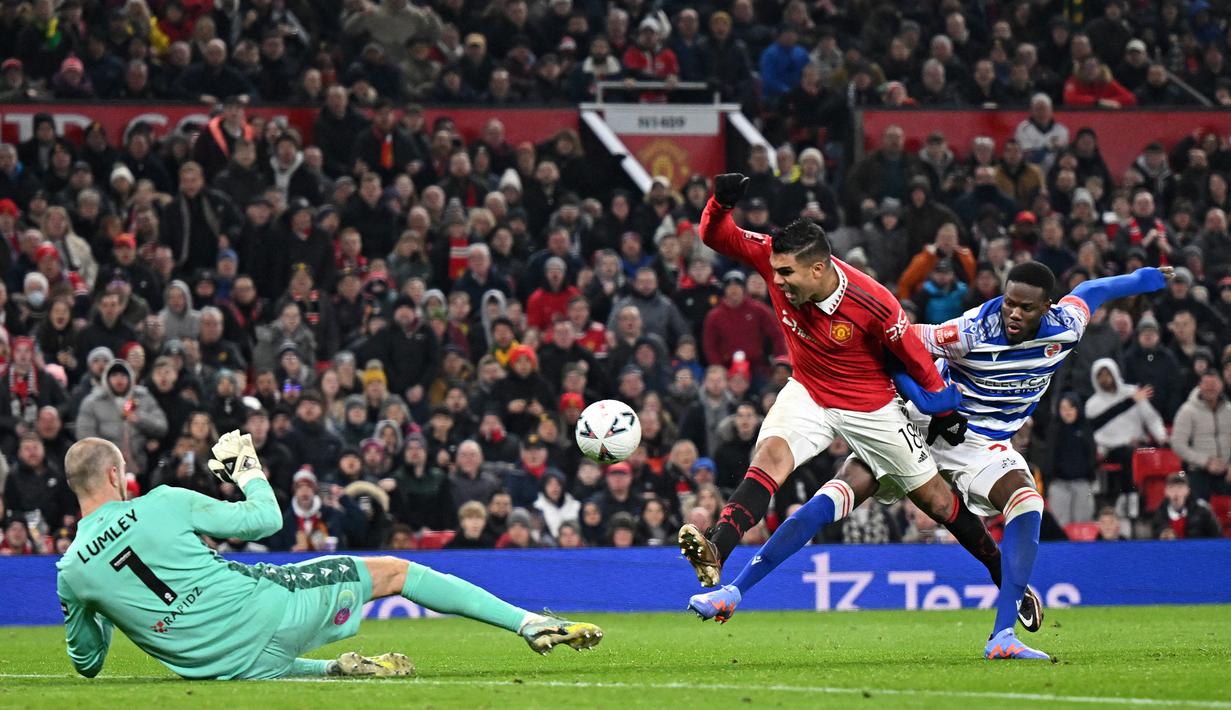 Sembilan menit memasuki babak kedua, Manchester United akhirnya unggul 1-0 melalui Casemiro. Gol dicetak Casemiro yang memanfaatkan umpan terobosan Antony dengan mencungkil bola melewati kiper Reading, Joe Lumley yang berusaha maju untuk menutup ruang. (AFP/Oli Scarff)