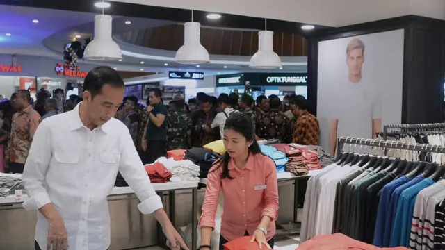 Presiden Jokowi membeli baju kaus di sebuah mal di Pontianak.