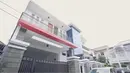 <p>Tak hanya mewah, rumah baru orangtua Fuji An mempunyai dua facade. [Foto: YouTube: Mama Fuji]</p>