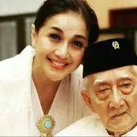 Kabar duka datang dari artis Paramitha Rusady, sang ayah meninggal dunia pada usia 92 tahun.