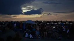 Langit di pantai Isle of Palms, South Carolina berubah menjadi gelap selama fenomena gerhana matahari, Senin (21/8). Gerhana matahari terjadi selama 100 menit dan selama dua menit kondisi langit akan gelap gulita di siang hari. (AP Photo/Mic Smith)