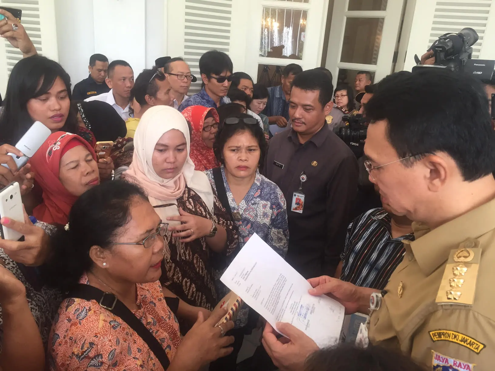 Gubernur DKI Jakarta Basuki Tjahaja Purnama atau Ahok dikerumuni warga yang ingin mengadu di Balaikota. (Liputan6.com/Delvira Hutabarat)   