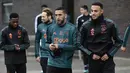 Gelandang Ajax, Hakim Ziyech (tengah) dan bek Noussair Mazraoui (kanan) tiba untuk menghadiri sesi pelatihan di Amsterdam (22/10/2019). Ajax akan bertanding melawan wakil Inggris, Chelsea pada Grup H Liga Champions di Johan Cruijff Arena. (AFP Photo/John Thys)