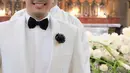 Glenn Alinskie memakai jas putih dan dasi kupu-kupu hitam di hari pernikahannya. Ia terlihat bahagia di momen berharga dalam hidupnya tersebut. (via instagram/@sherlylylyly)