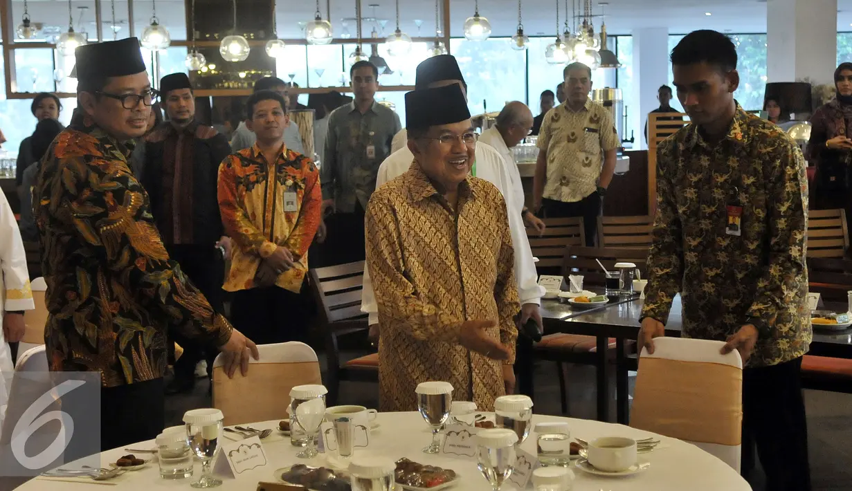 Wapres RI Jusuf Kalla saat menghadiri buka puasa bersama Masyarakat Sulawesi Barat di Jakarta, Kamis (16/6). Buka puasa dihadiri Pemerintah Provinsi Sulawesi Barat berserta tokoh Masyarakat Mandar di Jakarta.(Liputan6.com/JohanTallo)
