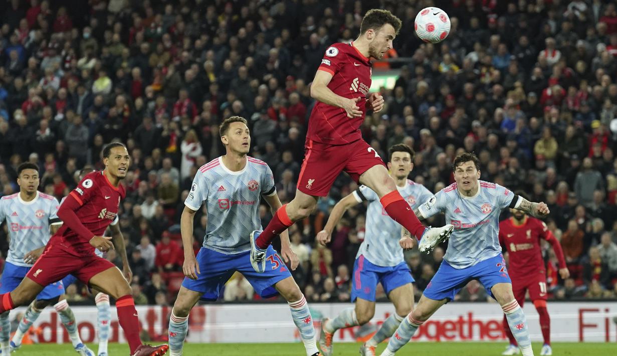 Bermain di Anfield, The Reds menggempur Setan Merah sejak menit awal. MU tampak kelimpungan menghadapi serangan. Pertandingan nampaknya berat sebelah, Liverpool terlalu perkasa. (AP/Jon Super)