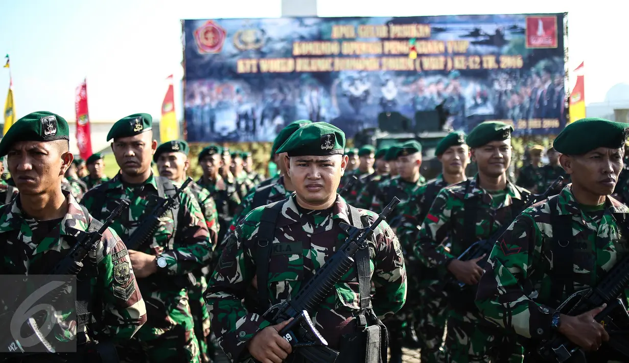 Sejumlah pasukan TNI ketika mengikuti upacara gelar pasukan di Jakarta, Kamis (28/7). Sebanyak 10.150 personel TNI dikerahkan untuk pengamanan KTT Luar Biasa World Islamic Economic Forum (WIEF) ke-12 pada 2-4 Agustus. (Liputan6.com/Faizal Fanani)