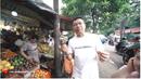 Ditemani dua anaknya, Anang Hermansyah pergi berbelanja ke pasar untuk membeli bahan membuat es buah. Sesampainya di pasar, pedagang pun langsung mengenali penyanyi sekaligus pencipta lagu itu. Matanya pun langsung tertuju kepada pedagang buah yang ada di depan pasar. (Liputan6.com/YouTube/The Hermansyah A6)