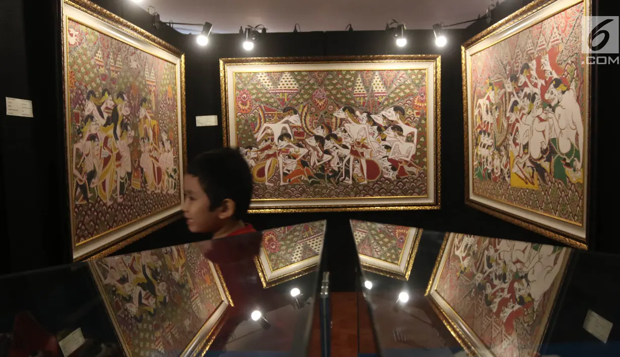 Seorang anak mengunjungi Festival Panji Internasional di Perpustakaan Nasional, Jakarta, Selasa (10/7). Terdapat ameran naskah kuno, lukisan, topeng, serta pemutaran film animasi dan berbagai ekspresi benda seni bertema Panji. (Liputan6.com/Arya Manggala)