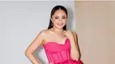 Gaun tersebut memiliki model strapless dengan siluet korset. Gaun pink tersebut memiliki aksen bertumpuk pada bagian pinggang dengan rumpai panjang. Rok gaun pun tampak panjang polos.  [@marshanda99]