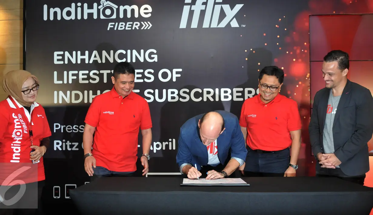 Penandatangan kerjasama antara Telkom dengan Iflix, Jakarta, Selasa (19/4). Pelanggan layanan internet IndiHome akan dapat menonton berbagai judul film hingga total 20.000 jam secara online. (Liputan6.com/Johan Tallo)