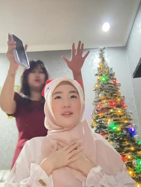 "Ga mempan bikin aku nyanyi 😌 @leenaleen_. Salam Damai ❤️🥰," tulis Larissa dalam unggahannya (24/12/2023). [Instagram.com/larissachou]