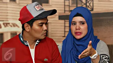 Presenter Indra Bekti didampingi istrinya Aldila Jelita memberikan keterangan pers terkait dugaan pelecehan seksual terhadap Lalu Gigih Arsanofa di Jakarta, Senin (1/2). (Liputan6.com/Immanuel Antonius)