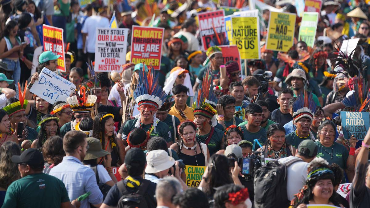 Turun ke Jalan, Suku Asli dan Komunitas Adat Brasil Tuntut Perlindungan Penuh dalam Kebijakan Iklim Global pada KTT COP 30
