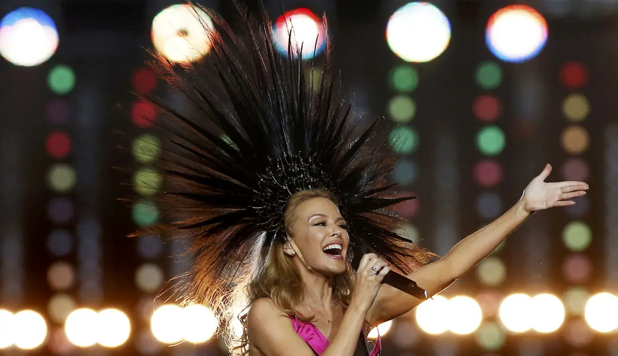 Salah satu gaya Kyle Minogue saat tampil di upacara penutupan Commonwealth Games 2014 di Hampden Park, Glasgow, Skotlandia, (3/8/2014). (REUTERS/Jim Young)