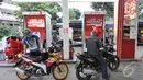 Pengendara sepeda motor saat menunggu giliran untuk mengisi bahan bakar minyak (BBM) di salah satu SPBU, Jakarta, Kamis (1/1/2015). (Liputan6.com/Miftahul Hayat)