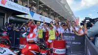 Herjun Atna Firdaus dan Rheza Danica Ahrens saat merayakan podium bersama Astra Honda Racing Team di balapan kedua kelas AP250 ARRC Mandalika 2023, Minggu (13/8/2023). (Liputan6.con/Melinda Indrasari)
