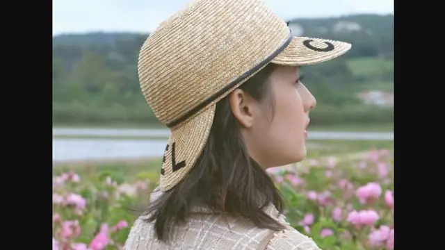 Harga Topi Chelsea Islan Saat Mengelilingi Kebun Bunga Bikin Melongo