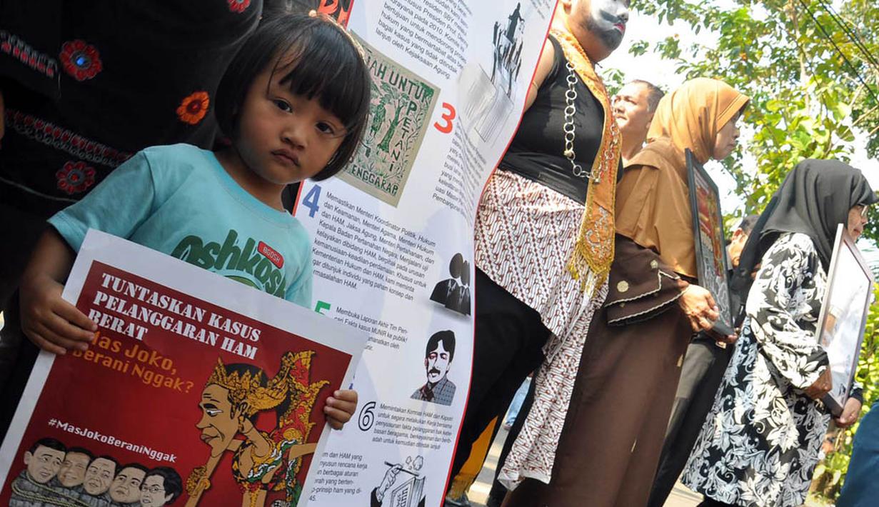 Dalam aksinya mereka membawa sejumlah surat rekomendasi yang telah dibungkus dalam bingkai yang berisi tentang menuntaskan kasus pelanggaran HAM, Jakarta, Kamis (28/4/14). (Liputan6.com/Miftahul Hayat) 