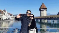 Reino Barack dan Syahrini liburan di Swiss. (dok. Instagram @princessyahrini/https://www.instagram.com/p/BvY8OcAF-My/Asnida Riani)