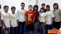 Komunitas Mig33 berfoto dengan Hello band