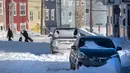 Salju tebal menutup jalanan di Kota St John's, Newfoundland, Kanada, Sabtu (18/1/2020). St John's menghadapi keadaan darurat ketika salju tebal memaksa pusat-pusat bisnis tutup dan kendaraan dilarang melintas di jalan raya. (Andrew Vaughan/The Canadian Press via AP)