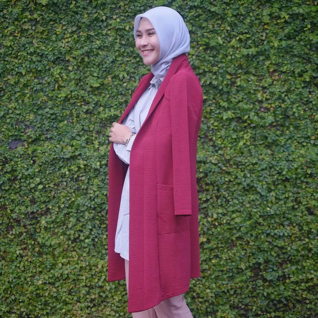 Gaya hijab yang simple dan casual ala selebriti cantik. (sumber foto: @zaskiadyamecca/instagram)