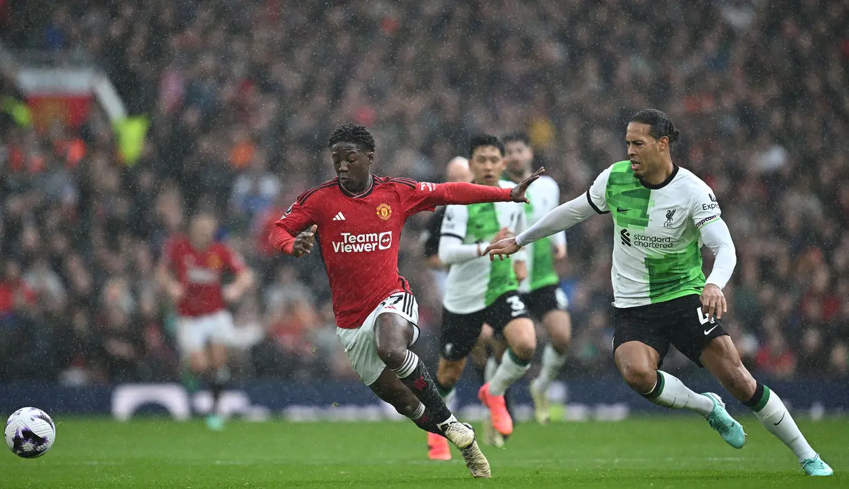 Kobbie Mainoo merupakan pemain didikan Akademi Manchester United yang dipromosikan ke tim utama pada tengah musim 2022/2023. (AFP/Paul Ellis)