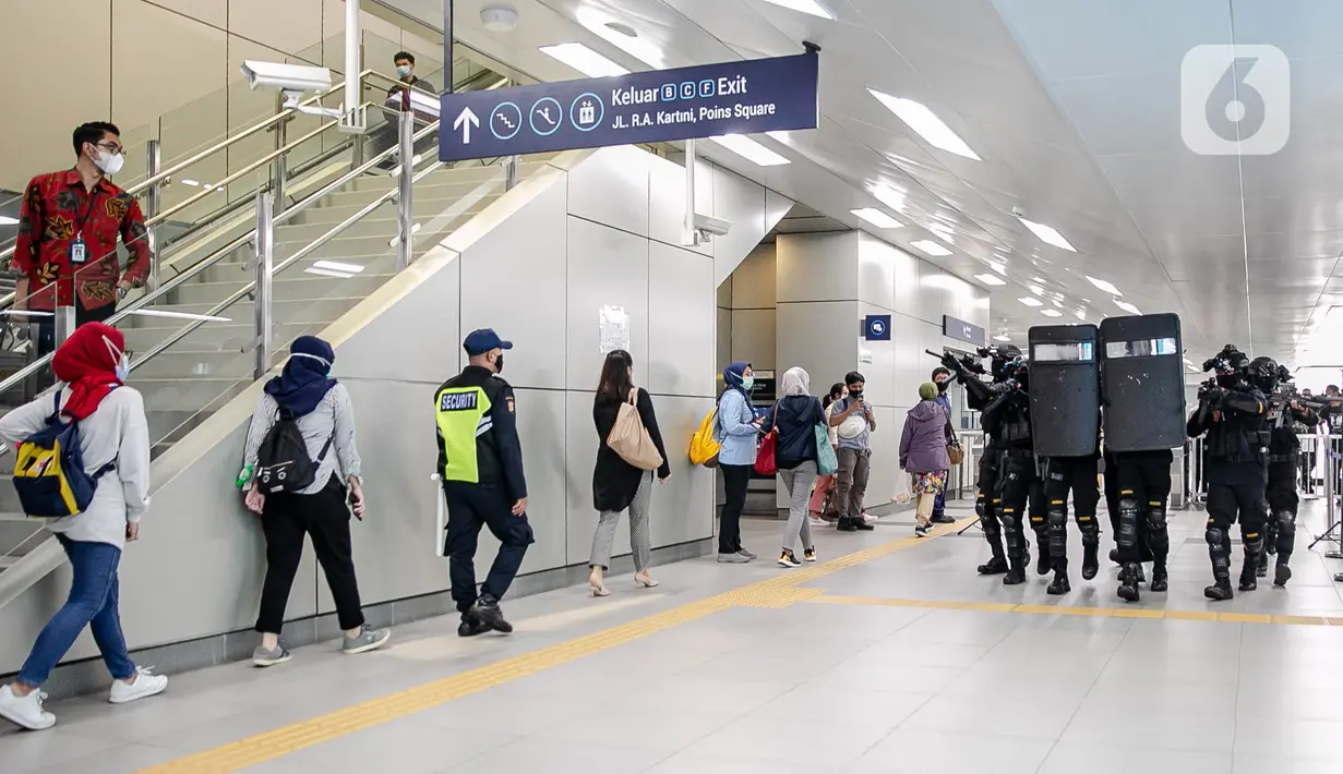 Tim Brimob Kelapa Dua Mabes Polri bersenjata lengkap melakukan aksi penyelamatan sandera saat simulasi penanggulangan teror di Stasiun MRT Lebak Bulus, Jakarta, Rabu (16/12/2020). Aksi tersebut untuk mengecek kesiapan anggota menghadapi ancaman kejahatan berkadar tinggi. (Liputan6.com/Faizal Fanani)