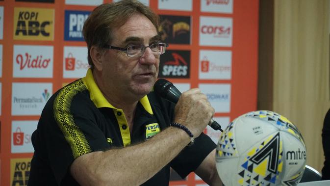 Pelatih Persib Bandung Robert Rene Alberts. (Liputan6.com/Huyogo Simbolon)