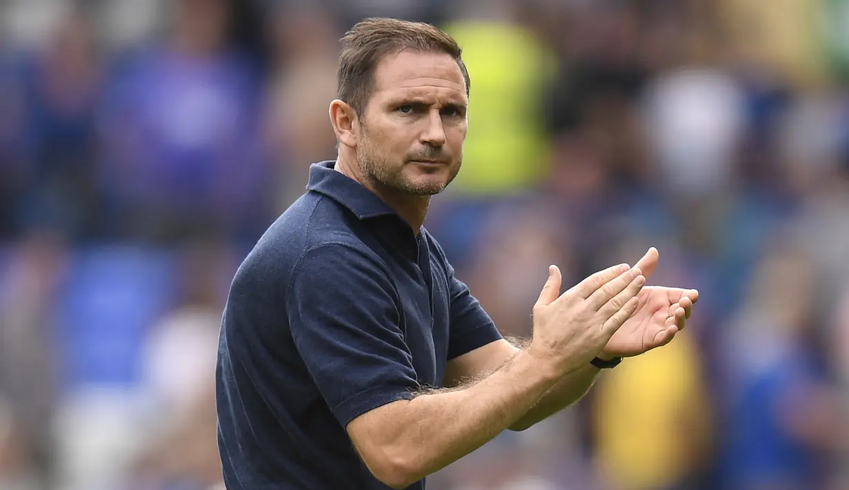 Frank Lampard. Pelatih Everton asal Inggris berusia 44 tahun ini menempati posisi kelima sebagai pelatih termuda di Liga Inggris musim 2022/2023. Ia mulai menangani Everton pada 31 Januari 2022 menggantikan posisi pelatih caretaker saat itu, Duncan Ferguson yang hanya satu laga membesut The Toffees menggantikan Rafael Benitez. Sebelumnya Frank Lampard menjadi pelatih Chelsea sejak Juli 2019 hingga Januari 2021. Hingga 8 laga pada musim 2022/2023 ini Everton dibawanya menempati posisi ke-11 klasemen sementara dengan mengoleksi 10 poin dari hasil 2 kali menang, 4 kali imbang dan 2 kali kalah. (AFP/Oli Scarff)