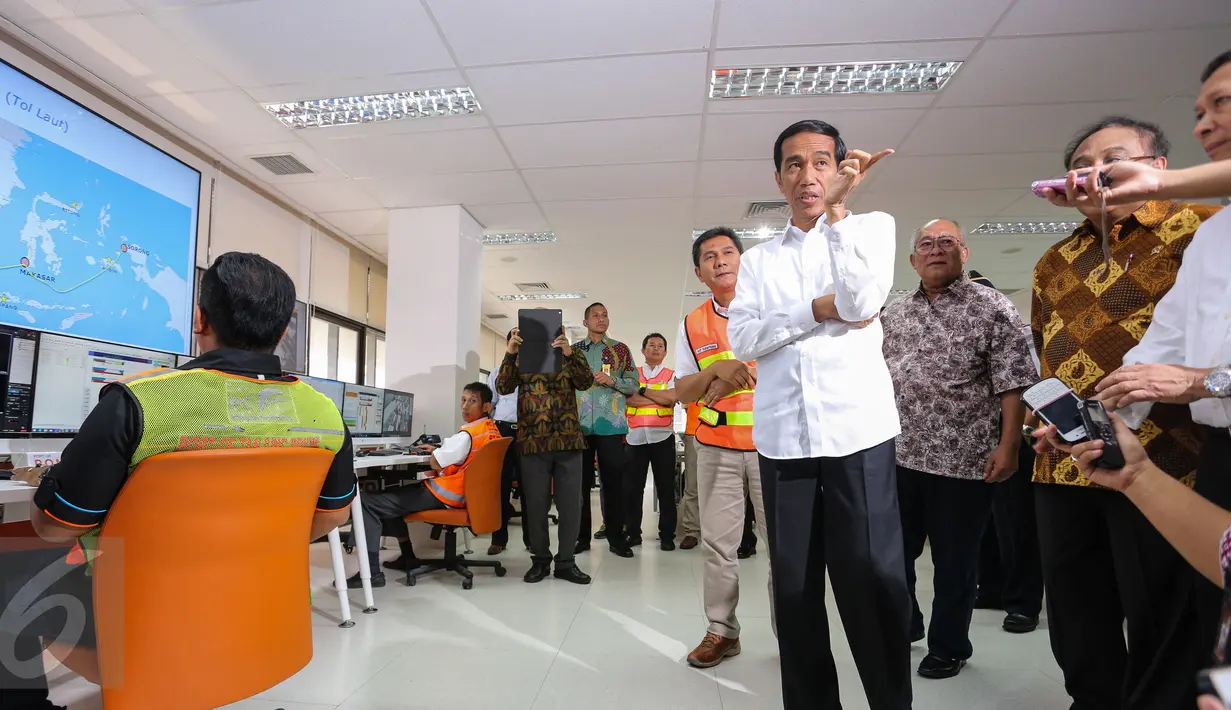 Jokowi memantau langsung Ruang Pemantauan Ekspor Impor di Indonesia Port Corporation (IPC) Tanjung Priok, Jakarta, Rabu (17/6/2015).  Jokowi menemukan ketidakefisienan mencapai Rp 780 T dalam pengelolaan pelabuhan tersebut. (Liputan6.com/Faizal Fanani)