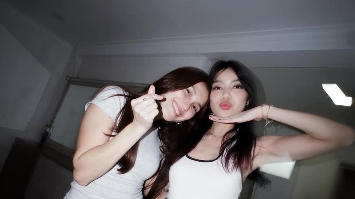 6 Gaya Kompak Ayu Ting Ting dan Regina Phoenix Foto Bersama dengan Outfit Santai, Netizen Sebut Jennie dan Lisa Blackpink dari Indonesia
