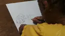 Menggambar di atas kertas menjadi salah satu kegemaran Ari Wibowo di sela-sela waktunya menjaga warnet. (Liputan6.com/Benedikta Desideria)