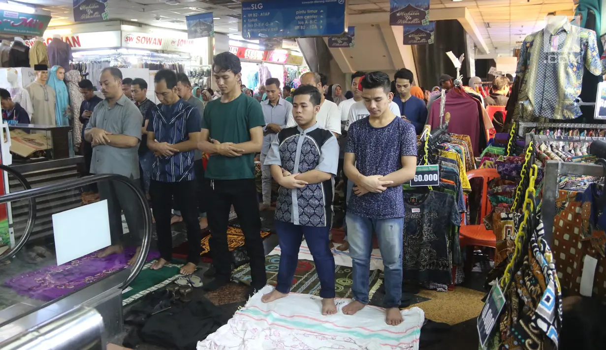 Umat muslim melaksanakan salat jumat pada bulan Ramadan di selasar Pasar Tanah Abang, Jakarta, Jumat (25/5). Fasilitas tempat salat yang tersedia tidak sebanding dengan jumlah pengunjung dan pedagang pasar Tanah Abang. (Liputan6.com/Arya Manggala)