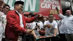 Ketua Umum Partai Kebangkitan Bangsa (PKB) Muhaimin Iskandar memecahkan kendi saat secara simbolis meresmikan Relawan JOIN di Jakarta, Selasa (10/4). JOIN sendiri merupakan akronim dari Jokowi dan Muhaimin. (Merdeka.com/Iqbal S Nugroho)