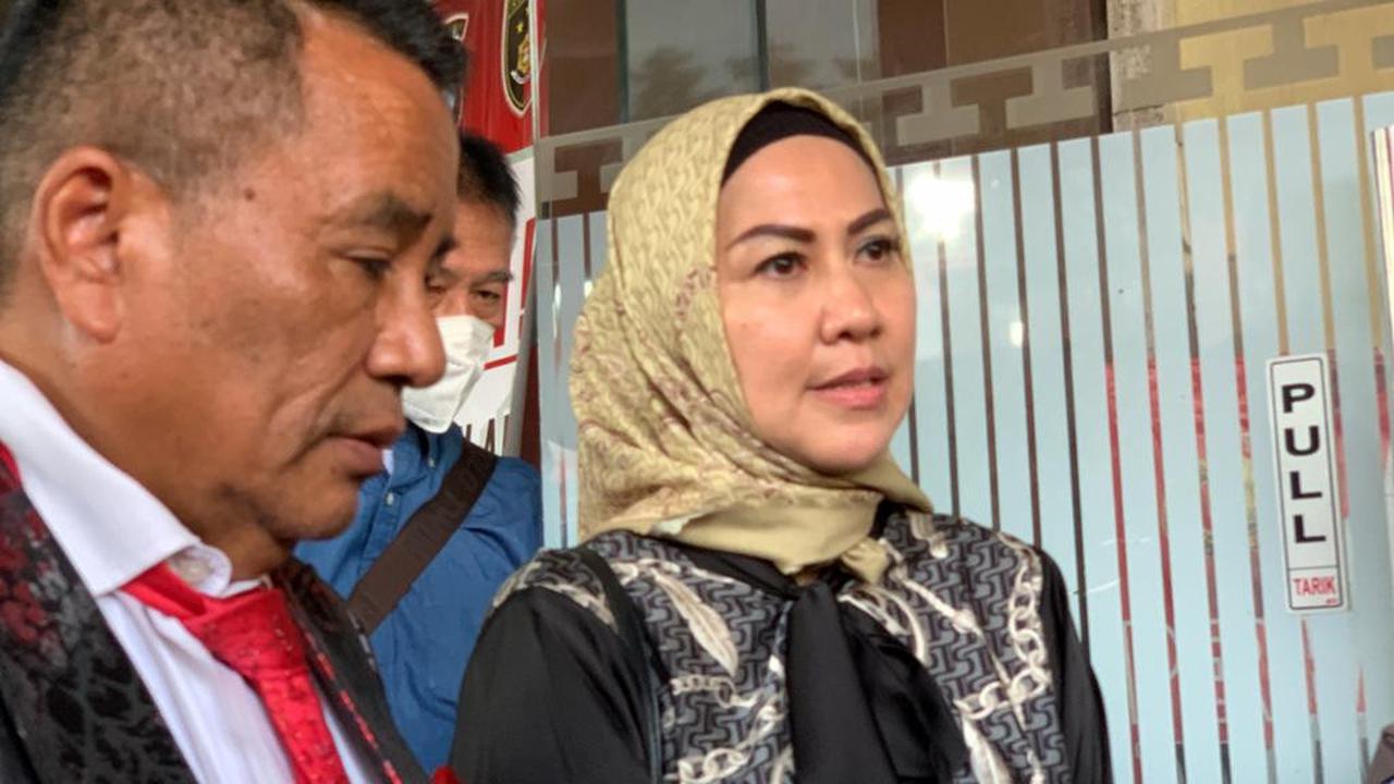 Venna Melinda saat di Polda Jatim. (Dian Kurniawan/Liputan6.com)