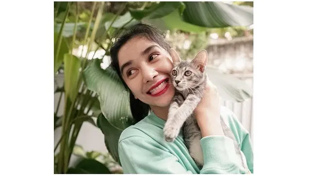 Penyayang Binatang, Ini 7 Potret Fanny Ghassani dengan Kucing Kesayangannya