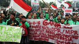 Pengemudi ojek online saat menggelar aksi unjuk rasa di depan Gedung MPR DPR, Jakarta, Senin (23/4). Unjuk rasa membuat lalu lintas di Jalan Gatot Subroto terhambat. (Liputan6.com/Johan Tallo)