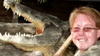 Jimmy Olsen terlibat dalam hubungan seksual penuh dengan salah satu reptil muda di kebun binatang Naples.