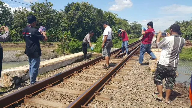 Inafis Polri mengolah TKP pekerja rel ganda tersambar kereta. (Foto: Liputan6.com/Polres Kebumen/Muhamad Ridlo)