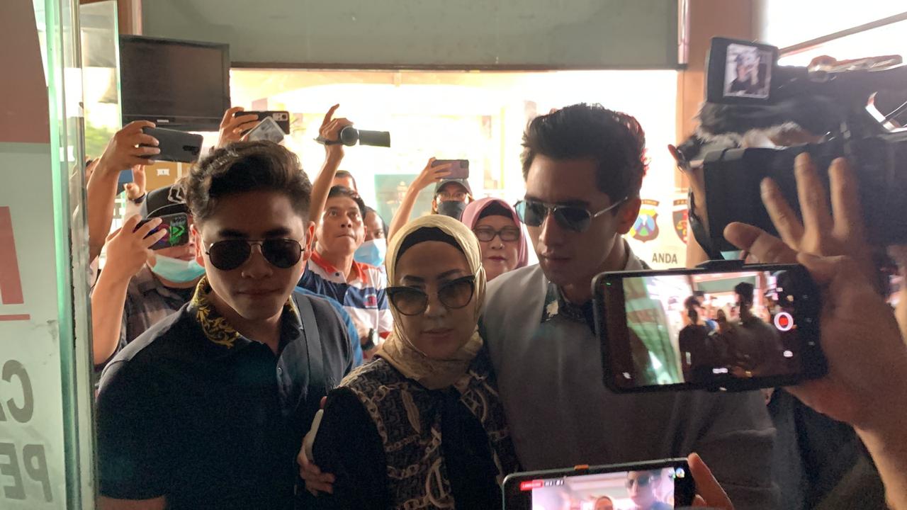 Venna Melinda saat di Mapolda Jatim. (Dian Kurniawan/Liputan6.com)